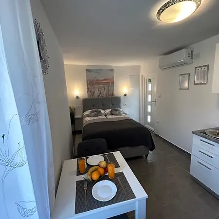 Little Shine Apartment *